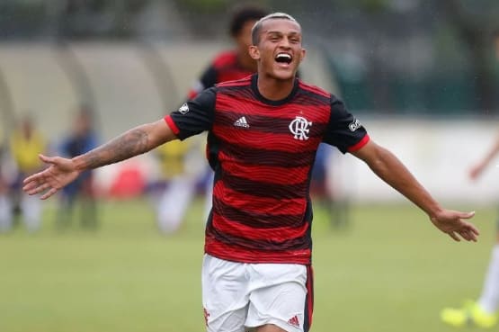 Barcelona negocia com o Flamengo pelo empréstimo do lateral direito Wesley