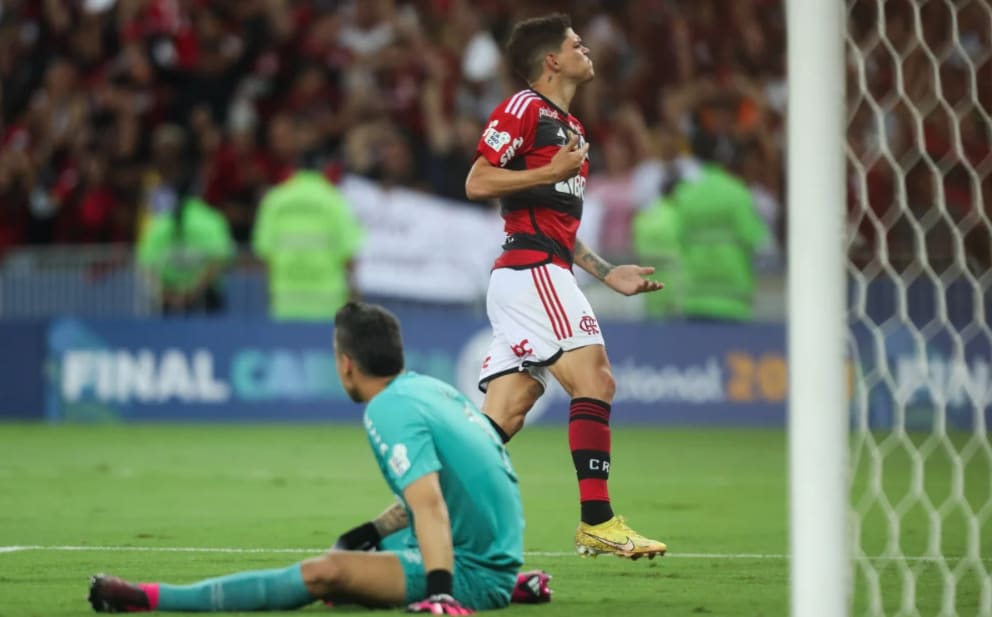 Ayrton Lucas prega cautela após vitória do Flamengo no primeiro jogo da final do Carioca