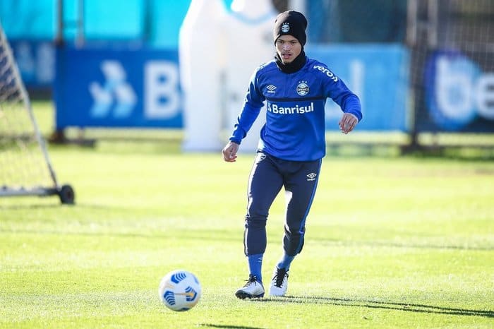 Primeiro treino do Grêmio em Atibaia pode contar com retorno dos volantes titulares de Felipão, veja