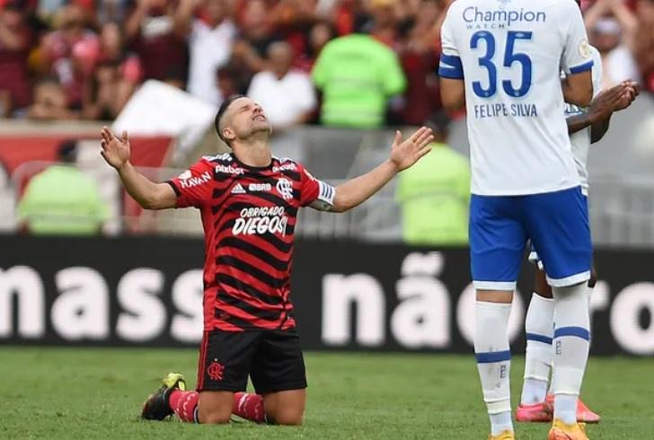 Emocionado, Diego se despede do Flamengo e dos gramados e entrega a 10 para Gabigol