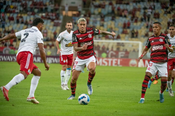 Flamengo vence Sporting Cristal por 2 a 1 e termina primeira fase na liderança do Grupo H