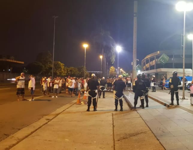 Torcedores do Flamengo protestam na porta do Maracanã após eliminação na Libertadores