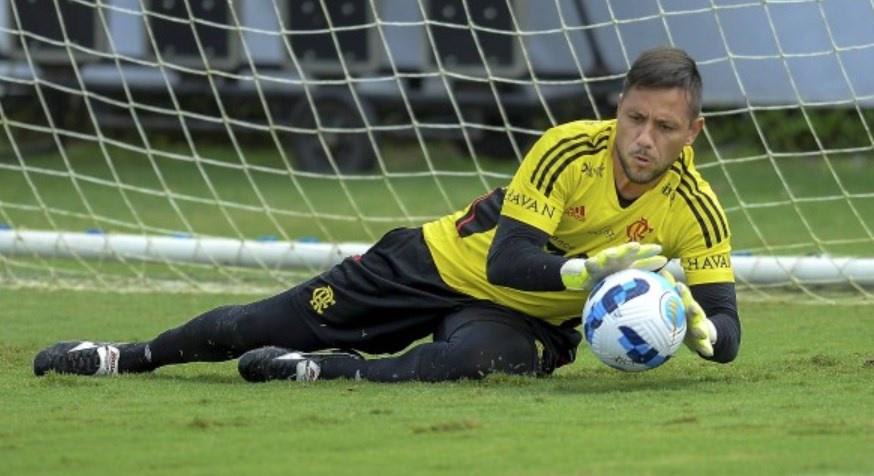 Diego Alves parafraseia Adriano no Flamengo: Que Deus perdoe essas pessoas ruins