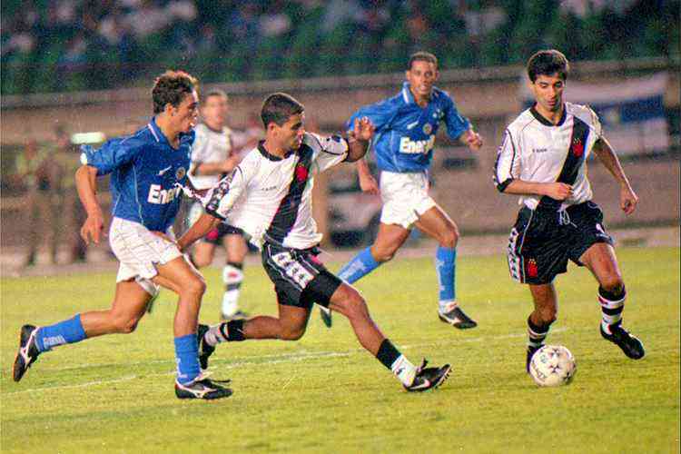 Com reservas, Cruzeiro reencontra Vasco, seu maior adversário fora de Minas Gerais