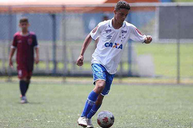 Ronaldinho Gaúcho bate bola com o filho, integrante de time sub-13 do Cruzeiro