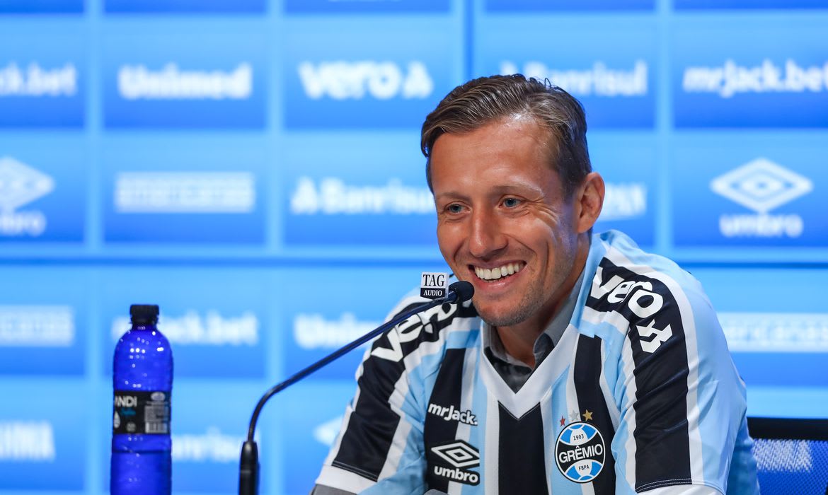 GOOOOOOOOOOOOOOLLLL!!!! Lucas Leiva amplia para o Grêmio