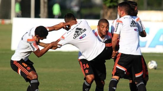 Anderson Pico comemora volta ao futebol no Flamengo