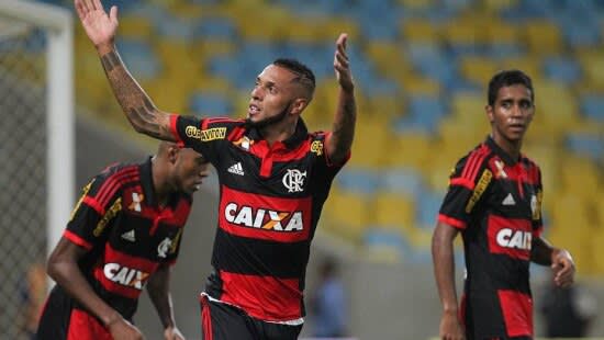 Atacante Paulinho, do Fla, entra na mira do Corinthians para 2016