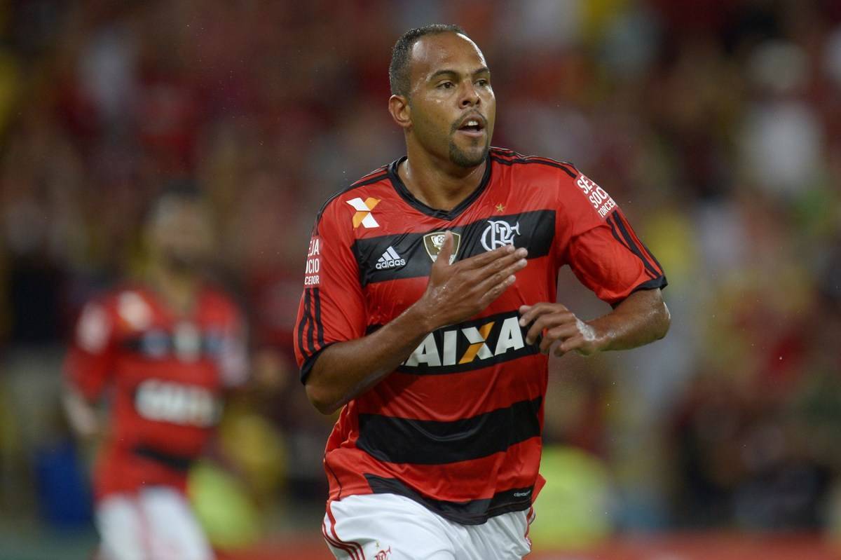 Alecsandro celebra momento vivido no Flamengo e vê futuro promissor do filho no futebol