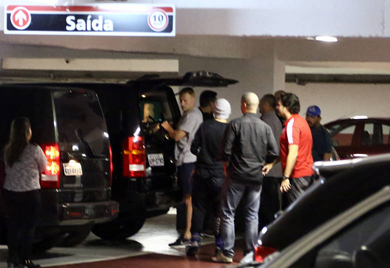 OFF - Integrantes do One Direction curtem pelada no Flamengo