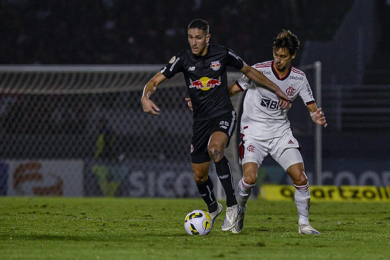 Flamengo é derrotado pelo RB Bragantino e se aproxima do Z-4 do Brasileirão