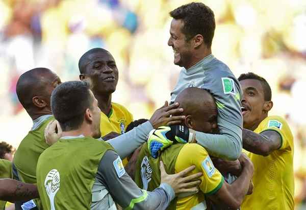 [COPA 2014] Neymar exalta Julio César: goleiro de time pequeno foi um gigante