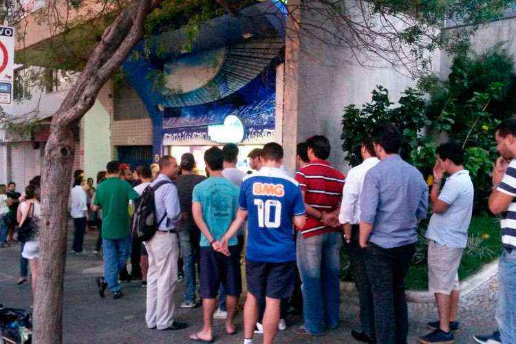 Torcedores reclamam de falta de camisa do Cruzeiro nas lojas; Penalty culpa alta demanda