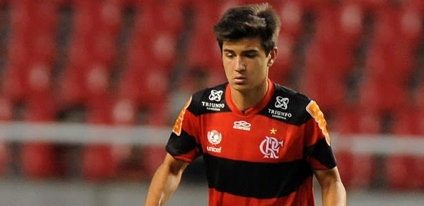 Flamengo encerra novela e renova com filho de Bebeto por três anos
