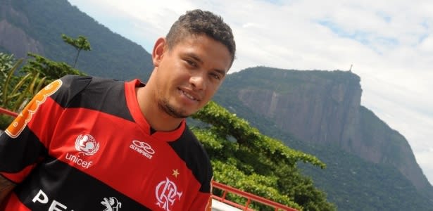 Carlos Eduardo vai a campo e vê de perto preparação do Flamengo para clássico