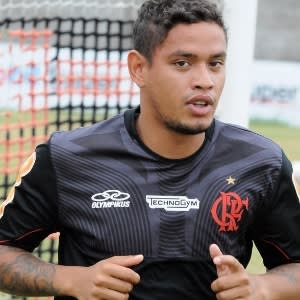 Carlos Eduardo recebe elogios de treinador interino do Flamengo