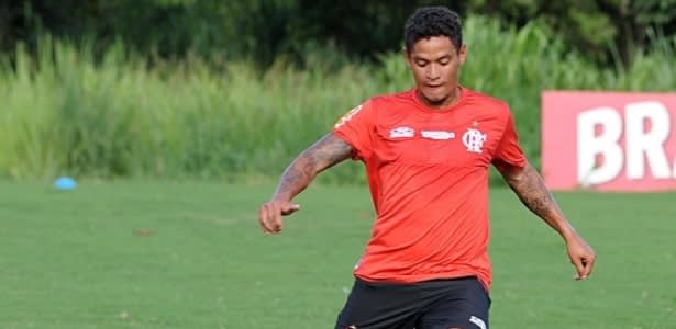 Dorival comanda treino com 12 jogadores e faz mistério sobre estreia de C. Eduardo no Fla