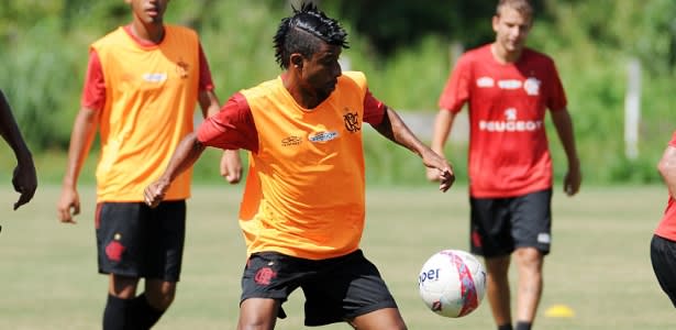 Léo Moura e Felipe treinam e ficam perto de retorno no Fla em clássico