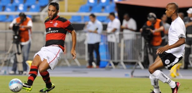 Ibson faz exames no Corinthians e espera rescisão do Flamengo para assinar contrato