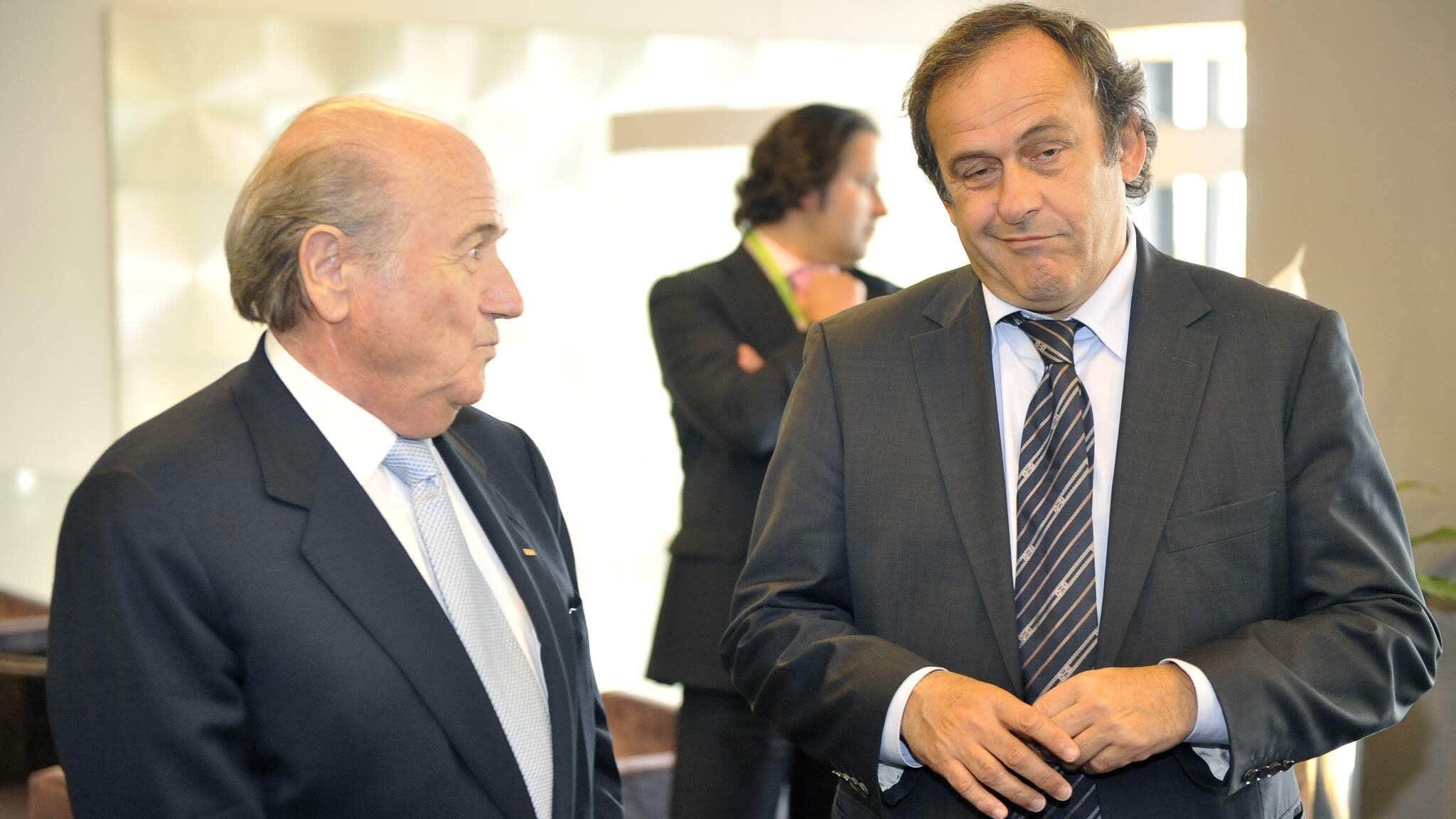 Cartão vermelho para Blatter e Platini