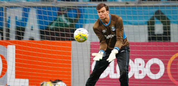 Grêmio monta projeto a longo prazo e amplia contrato de promessa no gol