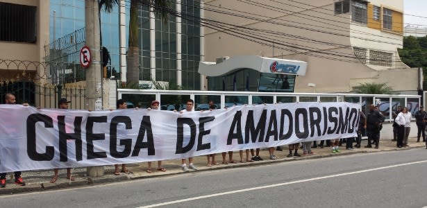 Com policiamento reforçado, torcedores de Fla e Flu protestam contra Ferj