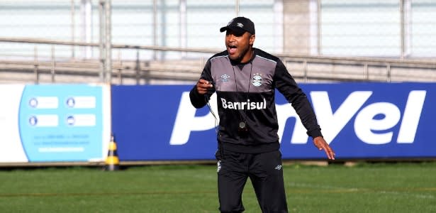 Roger volta a reclamar do calendário e critica jogo isolado do Grêmio