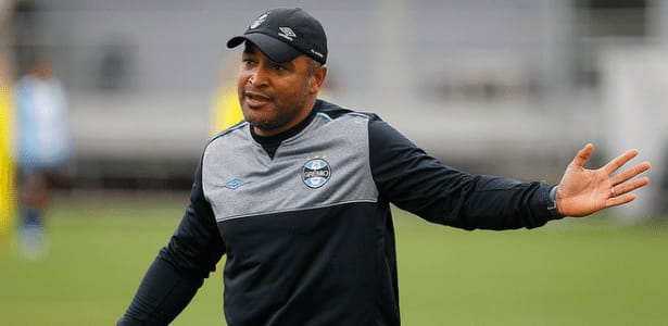 Roger usa "urso e jacaré" para explicar crescimento defensivo do Grêmio