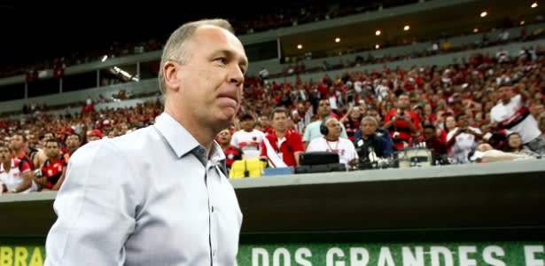 Mano Menezes ressalta adaptação do Flamengo e elogia Elias