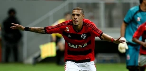 Mano não define time após treino e deixa uma vaga aberta no Flamengo