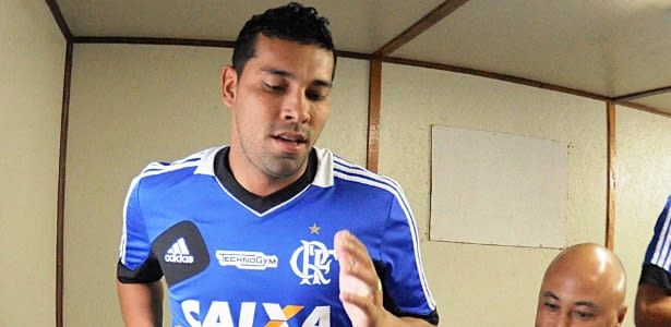 A. Santos faz 1º treino com bola, mas segue sem previsão de estreia no Fla