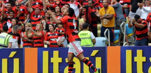 Hernane projeta Fla na Libertadores e revela inspiração em Barcos