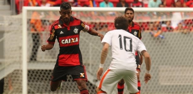 Sem jogar, Léo Moura é protagonista e tira paz do Fla em semana decisiva