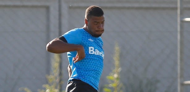 Grêmio se livra de problema e manda lateral para base do São Paulo