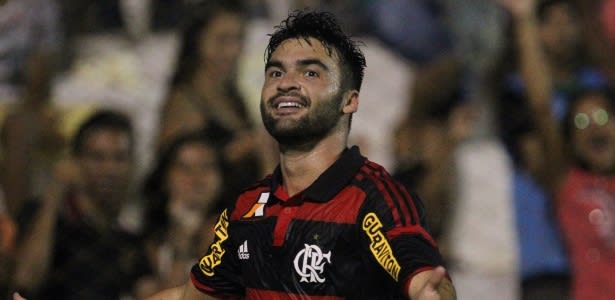 Flamengo devolve meia ao Vitória após pedido do jogador