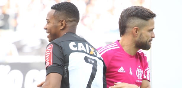 Em reencontro com Robinho, Diego tentou "mexer" com amigo: "Falei que ia bater no meio"