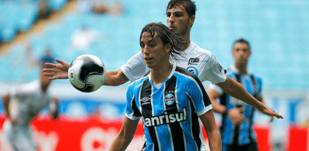 Insegurança defensiva e falhas repetidas. O que há com o Grêmio sem Geromel