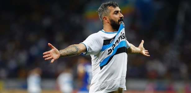 Grêmio afasta sondagens e aguarda agente para assinar renovação de Douglas