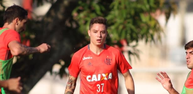 Promessa avaliada em R 30 milhões ganha sobrevida no Flamengo
