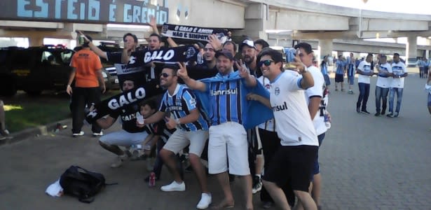 Mesma torcida e homenagem à Chape: gremistas e atleticanos chegam à Arena