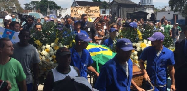 Corpo de Carlos Alberto Torres é enterrado em meio a homenagens de torcidas