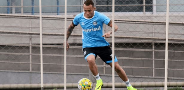 Everton pede calma e diz que nova posição não será novidade no Grêmio