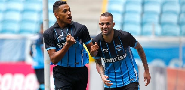 Grêmio volta a marcar após 500 minutos e bate a Chapecoense na Arena