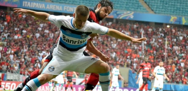 Grêmio rompe sina fora de casa, bate o Vitória e sonha com Libertadores