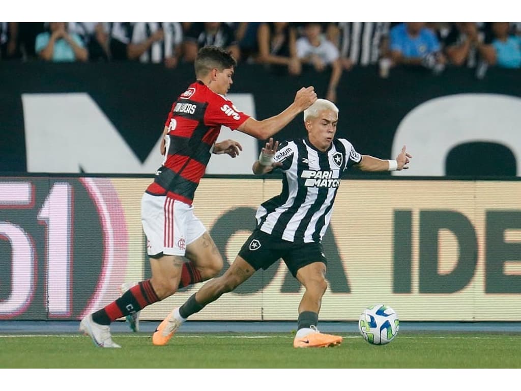 Rivalidade em campo: Flamengo e Botafogo fazem clássico carioca transmitido ao vivo.