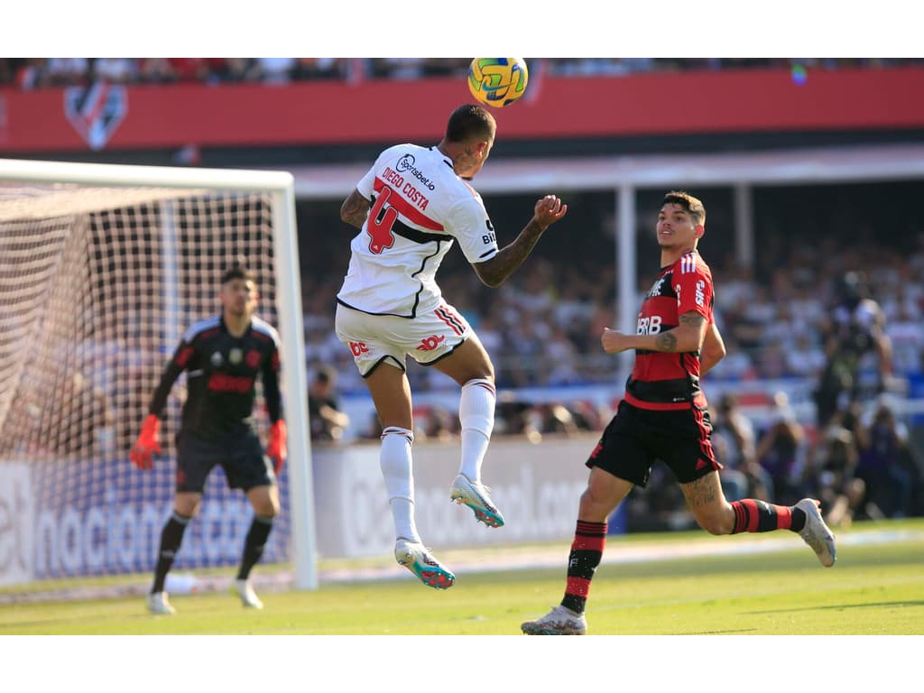 Me sinto envergonhado, diz Ayrton Lucas ao se desculpar por erro em final da Copa do Brasil