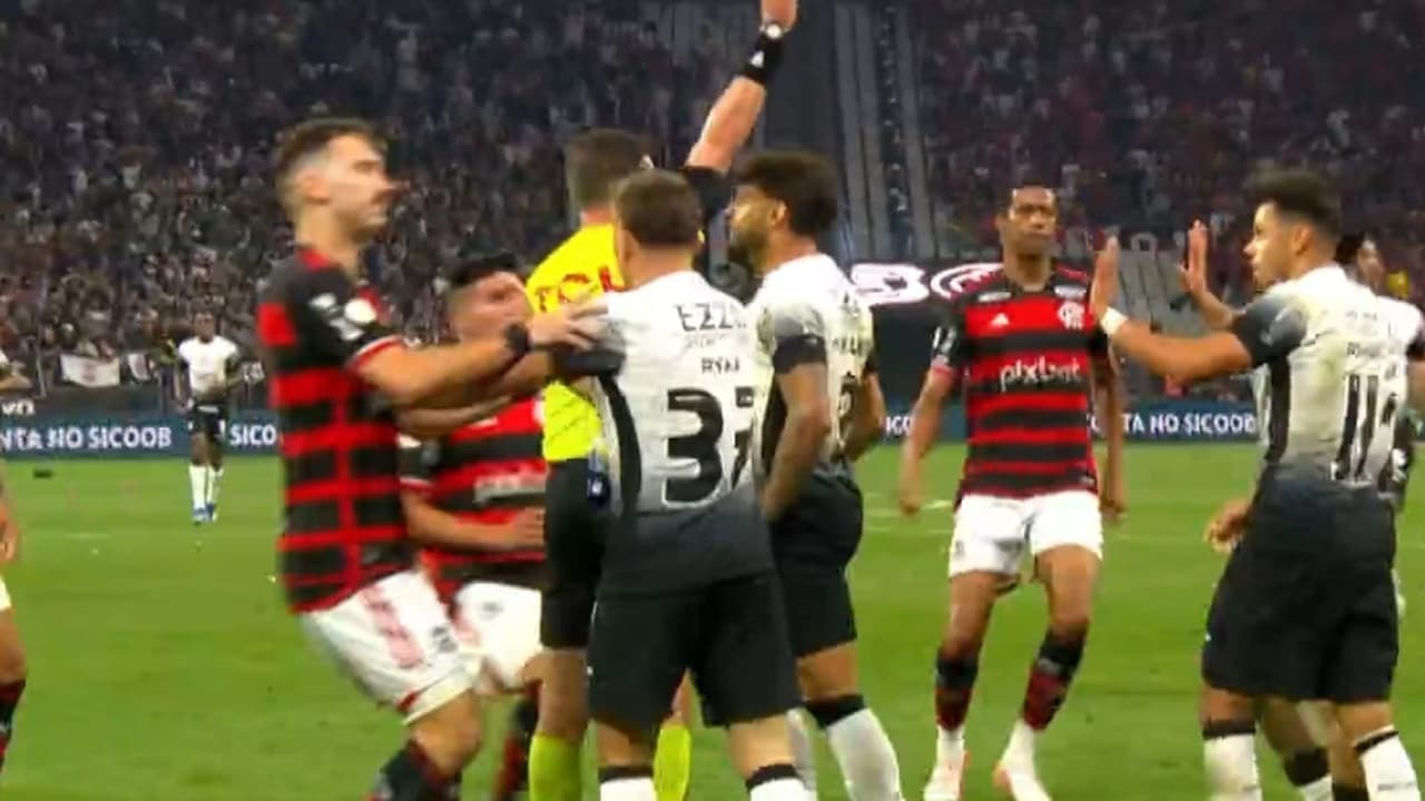 Briga em campo por conta de tesoura de Yuri Alberto em Corinthians x Flamengo