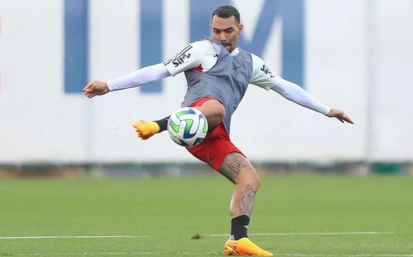 Flamengo impede transferência de Matheuzinho ao Corinthians por impasses financeiros.