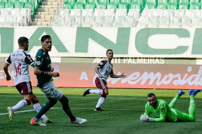 Flamengo vence Palmeiras de virada e amplia invencibilidade contra o rival