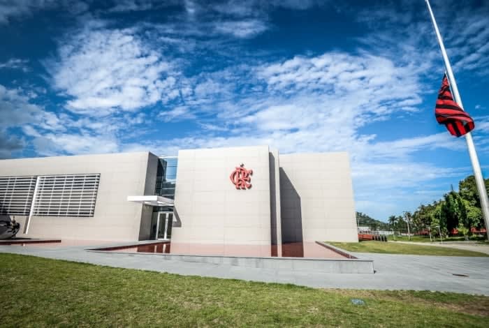 Flamengo recolhe equipamentos de musculação dos jogadores e montará academia ao ar livre no Ninho do Urubu